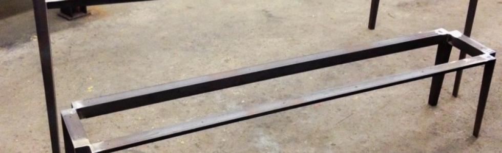 STRAK ONDERSTEL TAFEL EN BANKJE